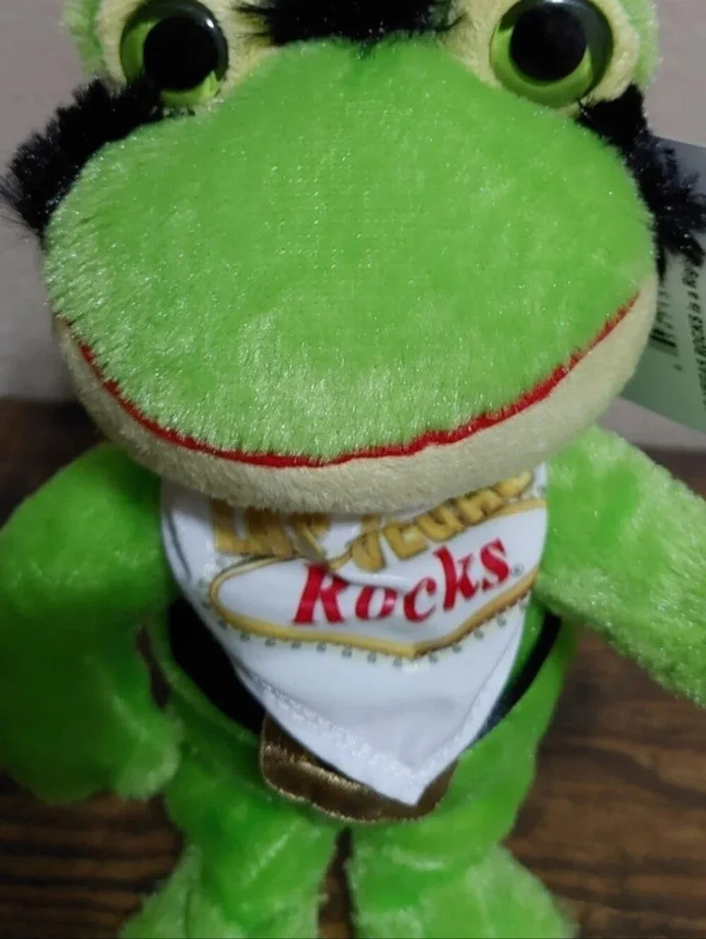Adorable Las Vegas Rocks Vinnie The Frog Singing Animated Brand New With Tags.